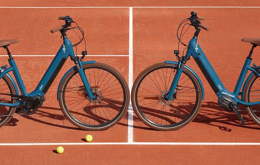 Deux iSwan édition limitée Roland Garros se faisant face sur un terrain de tennis