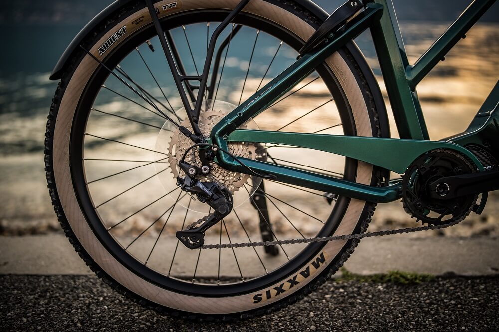 Gros plan sur une chaîne de vélo électrique KMC