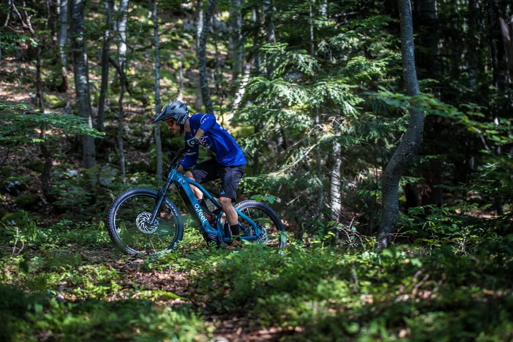 Un homme sur un VTTAE en forêt