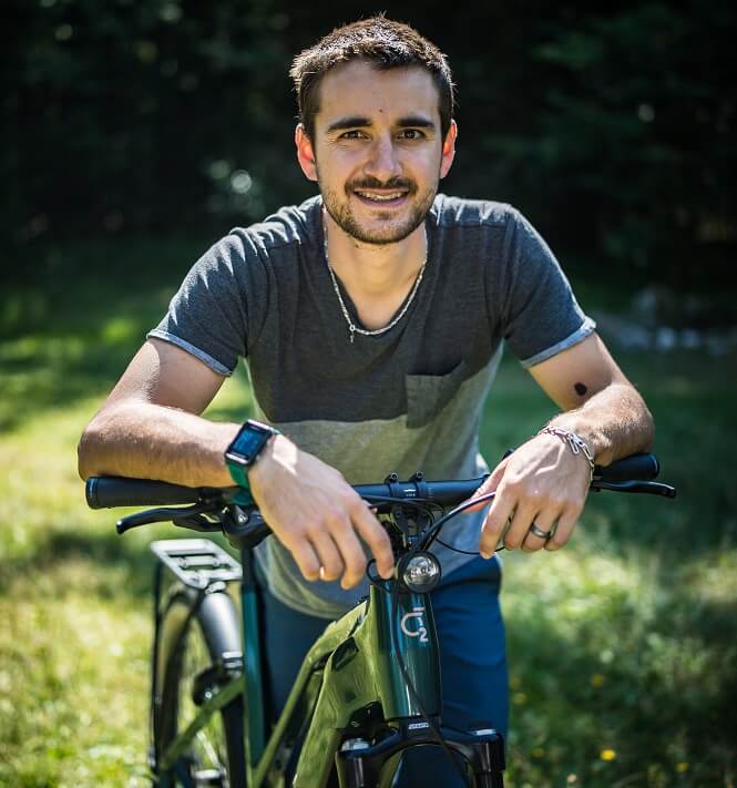Portrait de Titouan Perrin-Ganier sur un vélo électrique O2feel