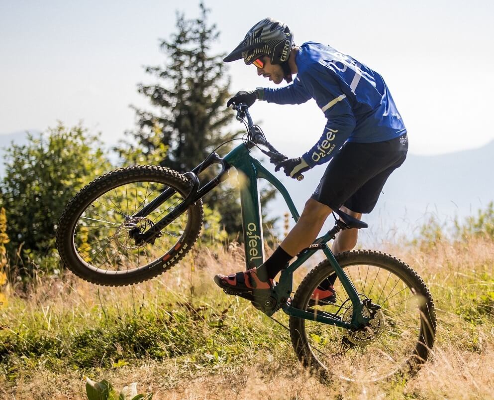 Un homme sur son VTTAE au bord d'une montagne
