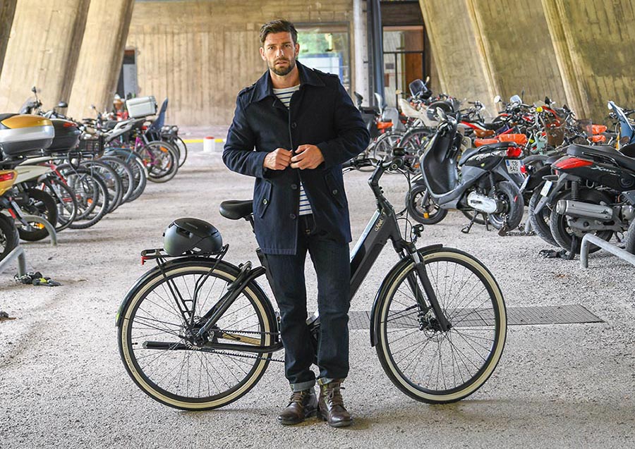Un homme devant son vélo électrique