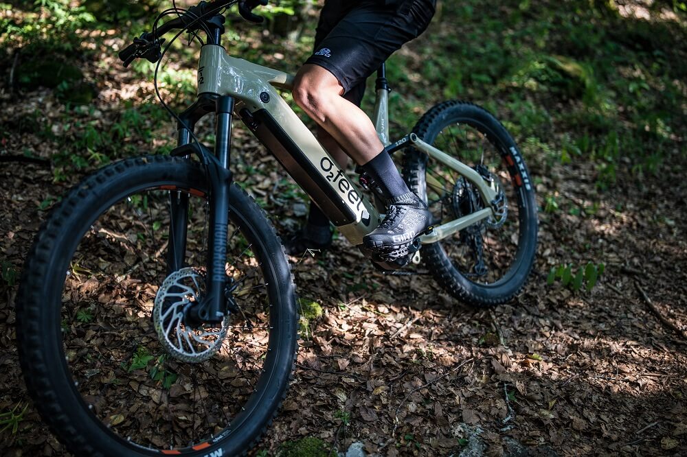 Un VTTAE dans une forêt en off-road