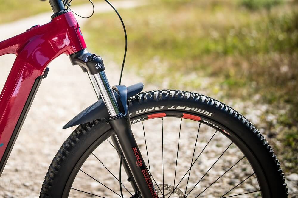 Gros plan sur sur fourche SrSuntour