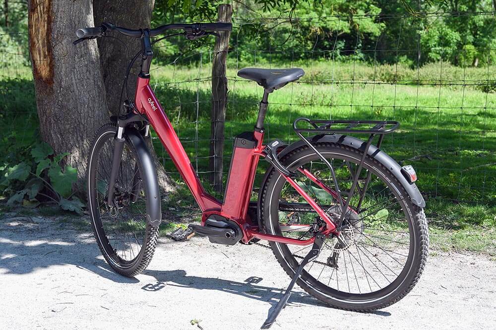 Un vélo électrique dans un chemin de terre