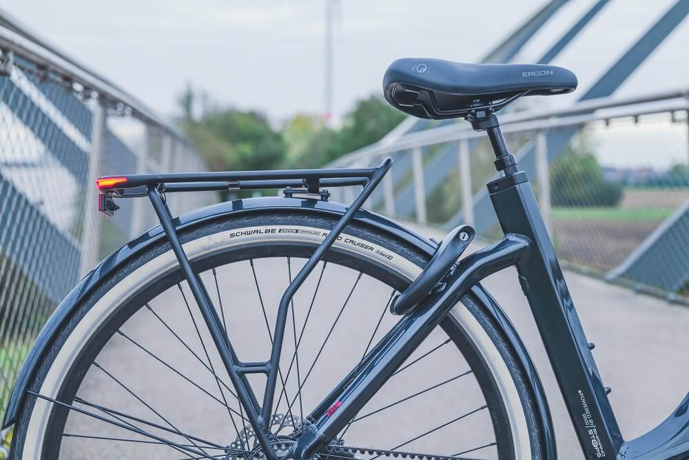 Gros plan sur un pneu arrière de vélo électrique Schwalbe