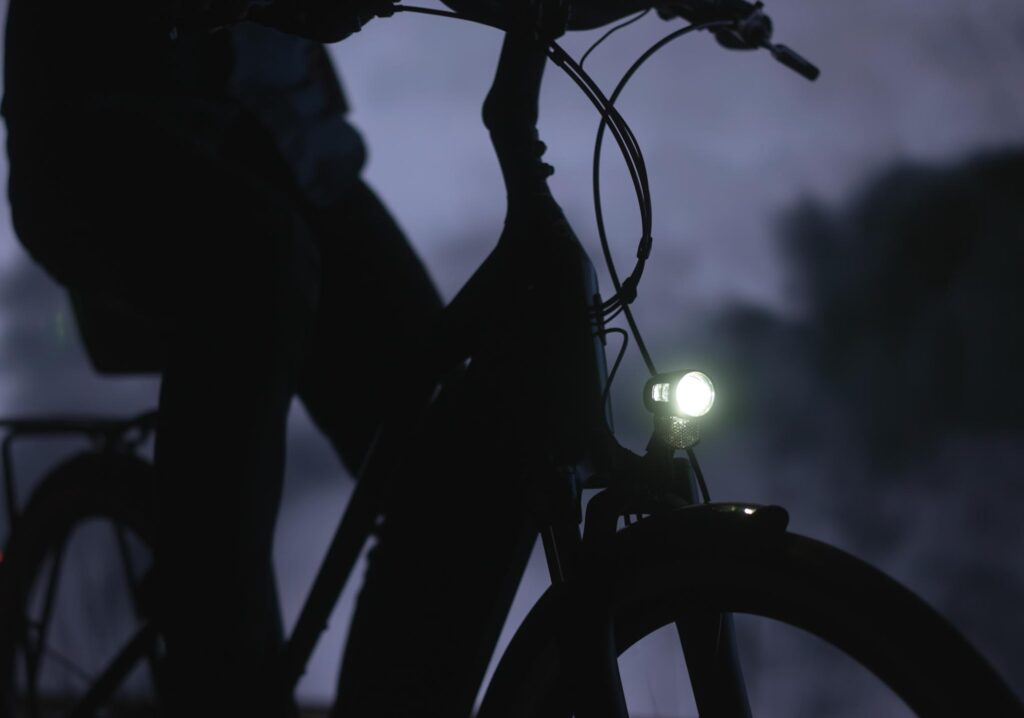 Un vélo électrique dans la pénombre