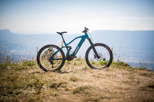 Un VTTAE sur le bord d'une montagne