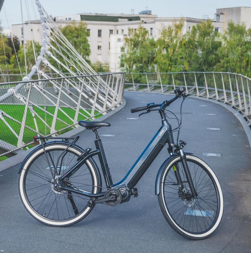 Un vélo électrique sur un chemin de randonnée urbain