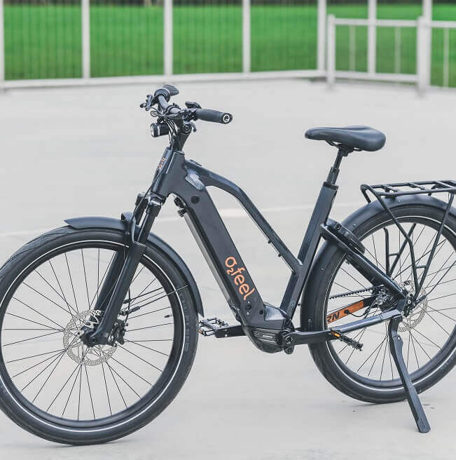 Un vélo électrique sur un terrain de basket