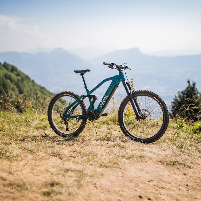 Un VTTAE sur le bord d'une montagne