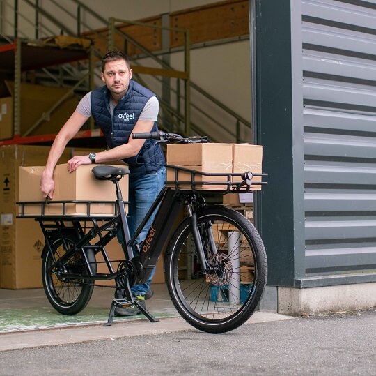 Un homme chargeant des cartons sur son vélo électrique cargo