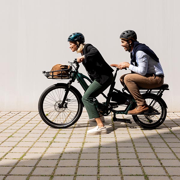 Un couple sur un vélo Equo Cargo