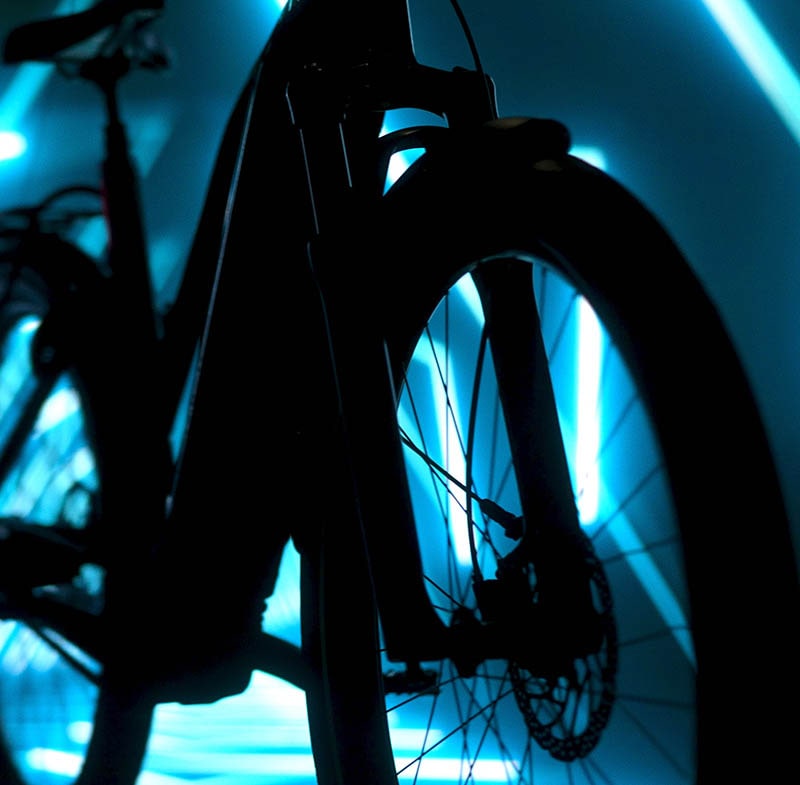 Un vélo O2feel sur un fond bleu foncé