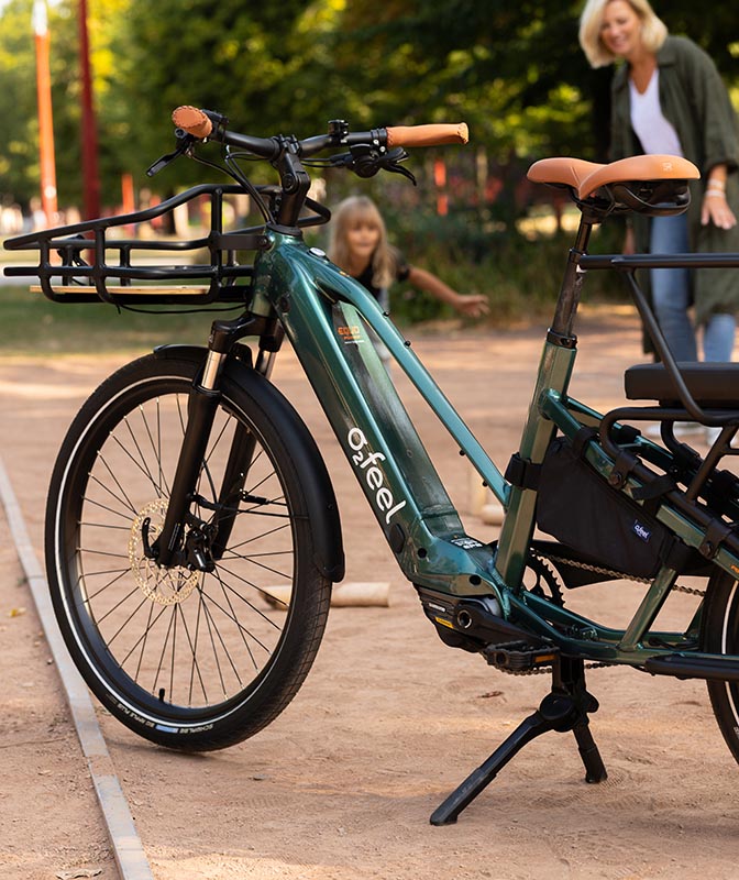 Un Equo vert émeraude avec panier avant dans un parc