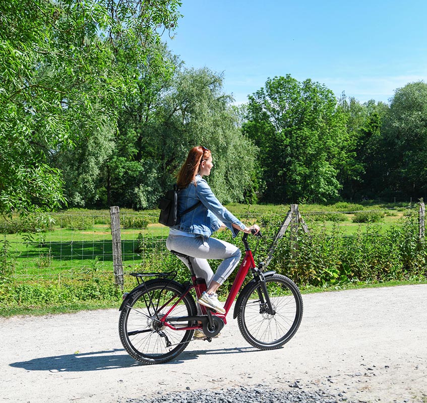 Une femme roule sur un iVog dans la nature
