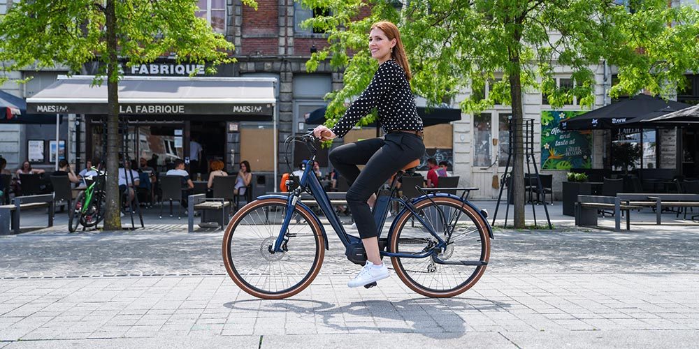 Femme sur un vélo électrique en centre ville